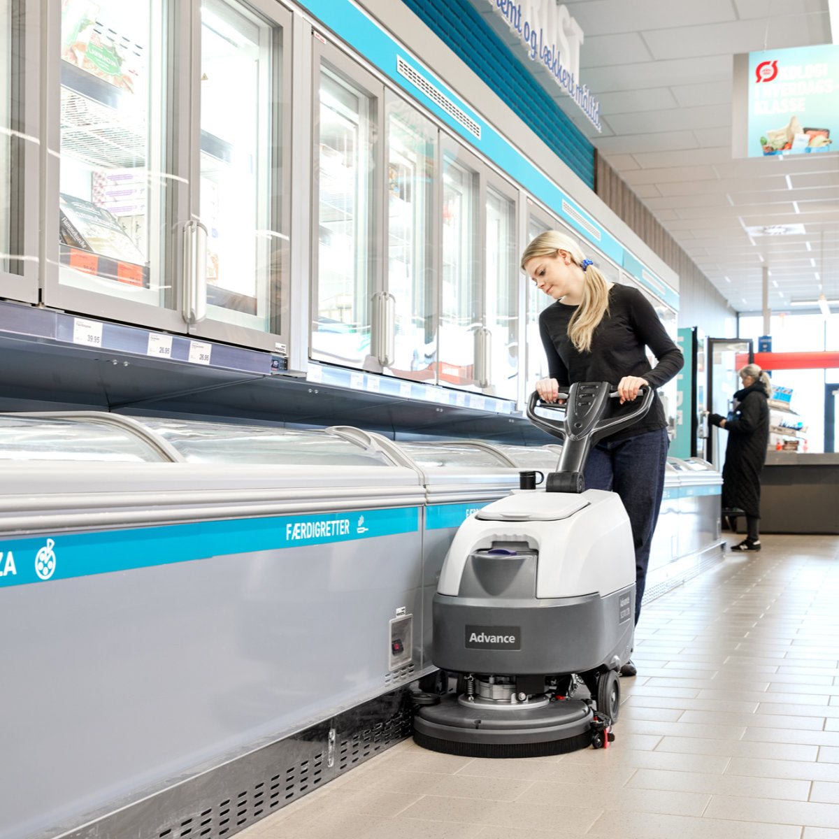 AdvanceÂ® SC370 Battery Powered 17" Floor Scrubber w/ Pad Holder - 6.6 Gallons
