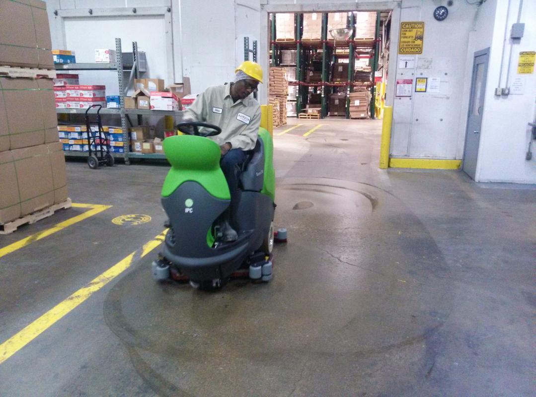 IPC Eagle CT160 Automatic Rider Floor Scrubber w/ Brushes (32" Scrub Deck) - 39 Gallons