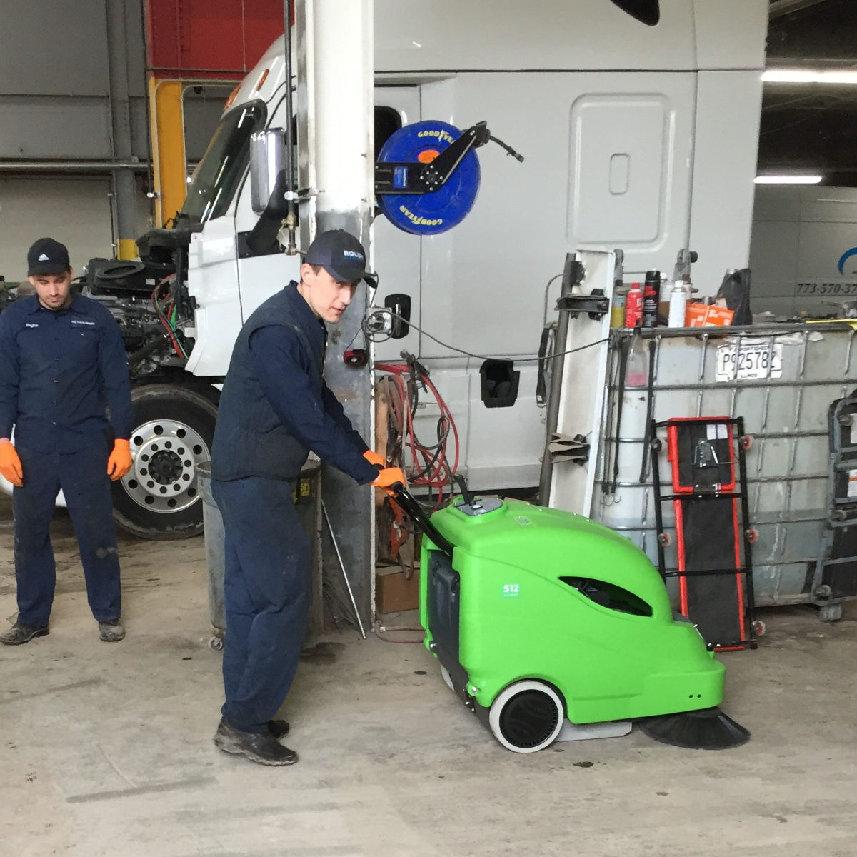 IPC Eagle 512ET Battery Powered 28" Walk Behind Vacuum Sweeper — gallery image 2